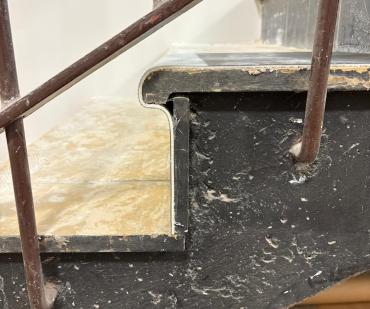Préparation d'un palier avant son habillage en PVC à Jemeppe